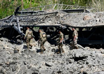 Λιβανέζοι στρατιώτες δίπλα σε κατεστραμμένη γέφυρα, 16/4/26 (φωτ.: EPA)