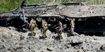 Λιβανέζοι στρατιώτες δίπλα σε κατεστραμμένη γέφυρα, 16/4/26 (φωτ.: EPA)