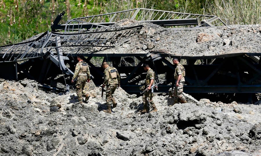 Λιβανέζοι στρατιώτες δίπλα σε κατεστραμμένη γέφυρα, 16/4/26 (φωτ.: EPA)