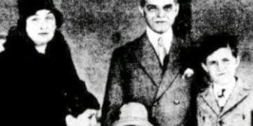 Στιγμιότυπο από την άφιξη του ο πρώτου Γενικού Πρόξενου της Ελλάδας στο Σίδνεϊ, Λεωνίδα Χρυσανθόπουλου (φωτ.: ertnews.gr)