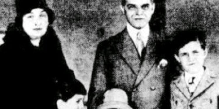 Στιγμιότυπο από την άφιξη του ο πρώτου Γενικού Πρόξενου της Ελλάδας στο Σίδνεϊ, Λεωνίδα Χρυσανθόπουλου (φωτ.: ertnews.gr)