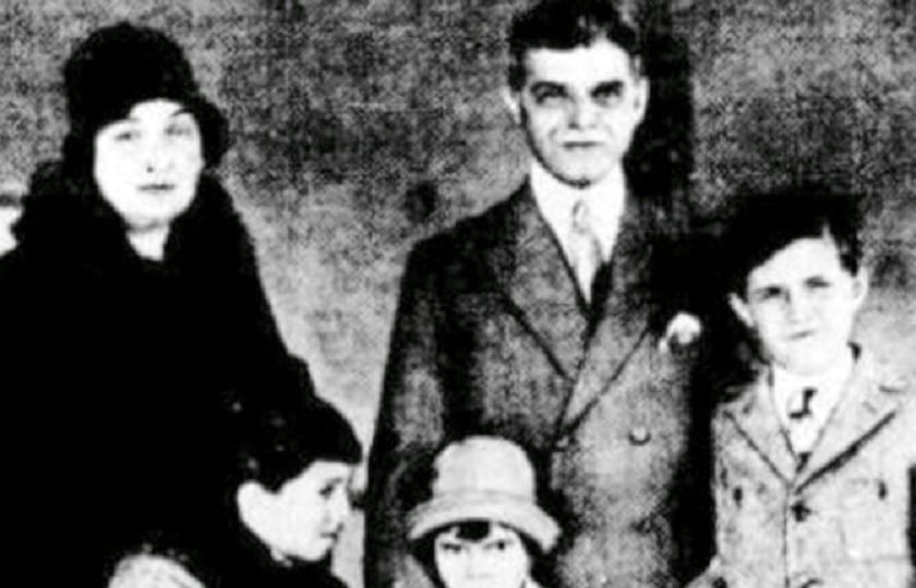 Στιγμιότυπο από την άφιξη του ο πρώτου Γενικού Πρόξενου της Ελλάδας στο Σίδνεϊ, Λεωνίδα Χρυσανθόπουλου (φωτ.: ertnews.gr)