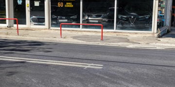 Tο σημείο στην οδό Λιοσίων όπου η 16χρονη παρασύρθηκε από τη μοτοσικλέτα (φωτ.: EUROKINISSI / Γιώργος Κονταρίνης)