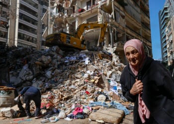 Γυναίκα περπατά δίπλα σε κατεστραμμένο κτήριο κατοικιών την επομένη ισραηλινού αεροπορικού πλήγματος στη συνοικία Άιν ελ Μρέισα της Βηρυτού, στον Λίβανο. 9 Απριλίου 2026 (φωτ.: EPA / Wael Hamzeh)