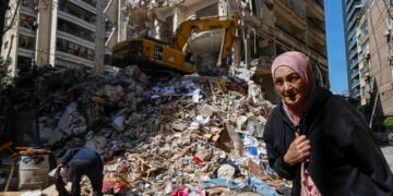 Γυναίκα περπατά δίπλα σε κατεστραμμένο κτήριο κατοικιών την επομένη ισραηλινού αεροπορικού πλήγματος στη συνοικία Άιν ελ Μρέισα της Βηρυτού, στον Λίβανο. 9 Απριλίου 2026 (φωτ.: EPA / Wael Hamzeh)