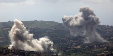 Καπνός υψώνεται έπειτα από ισραηλινό αεροπορικό πλήγμα σε χωριό του νότιου Λιβάνου, όπως φαίνεται από την Άνω Γαλιλαία στο βόρειο Ισραήλ, 28 Απριλίου 2026 (φωτ.: EPA / Atef Safadi)