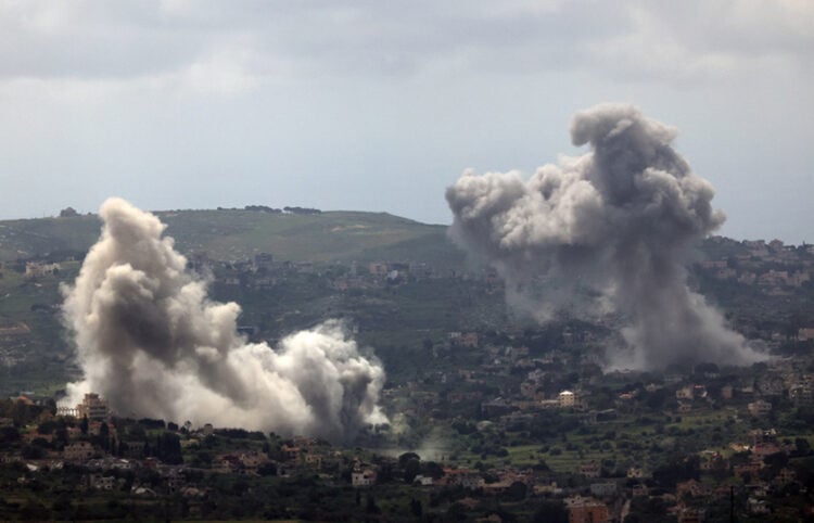 Καπνός υψώνεται έπειτα από ισραηλινό αεροπορικό πλήγμα σε χωριό του νότιου Λιβάνου, όπως φαίνεται από την Άνω Γαλιλαία στο βόρειο Ισραήλ, 28 Απριλίου 2026 (φωτ.: EPA / Atef Safadi)