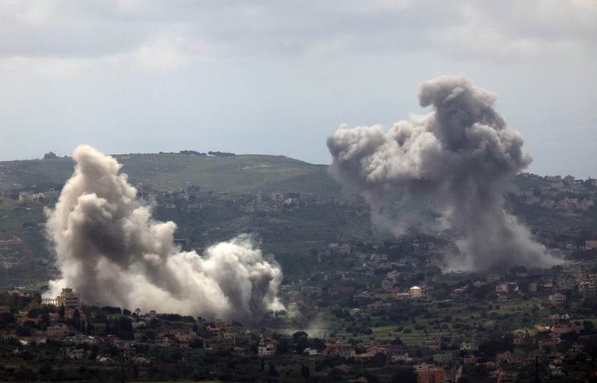Καπνός υψώνεται έπειτα από ισραηλινό αεροπορικό πλήγμα σε χωριό του νότιου Λιβάνου, όπως φαίνεται από την Άνω Γαλιλαία στο βόρειο Ισραήλ, 28 Απριλίου 2026 (φωτ.: EPA / Atef Safadi)