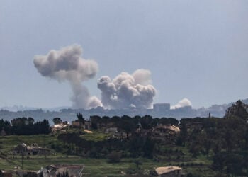 Ισραηλινοί στρατιώτες επιχειρούν στο έδαφος του Λιβάνου κοντά στα σύνορα, όπως φαίνεται από την Άνω Γαλιλαία στο βόρειο Ισραήλ. 26 Απριλίου 2026 (φωτ.: EPA / Atef Safadi)