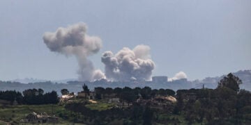 Ισραηλινοί στρατιώτες επιχειρούν στο έδαφος του Λιβάνου κοντά στα σύνορα, όπως φαίνεται από την Άνω Γαλιλαία στο βόρειο Ισραήλ. 26 Απριλίου 2026 (φωτ.: EPA / Atef Safadi)