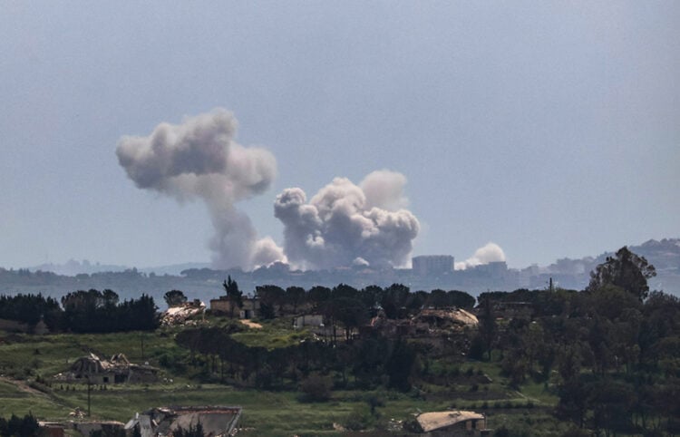 Ισραηλινοί στρατιώτες επιχειρούν στο έδαφος του Λιβάνου κοντά στα σύνορα, όπως φαίνεται από την Άνω Γαλιλαία στο βόρειο Ισραήλ. 26 Απριλίου 2026 (φωτ.: EPA / Atef Safadi)
