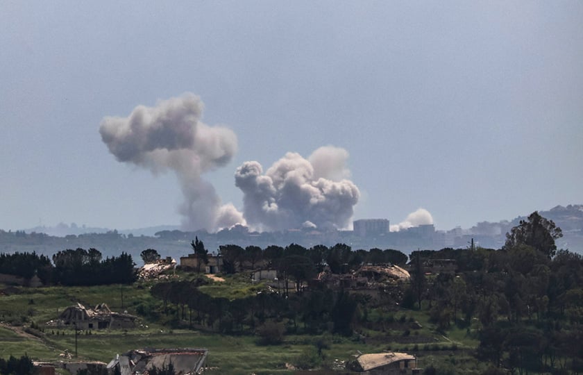 Ισραηλινοί στρατιώτες επιχειρούν στο έδαφος του Λιβάνου κοντά στα σύνορα, όπως φαίνεται από την Άνω Γαλιλαία στο βόρειο Ισραήλ. 26 Απριλίου 2026 (φωτ.: EPA / Atef Safadi)