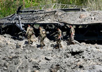 Στρατιώτες του λιβανικού στρατού διασχίζουν κατεστραμμένο τμήμα της γέφυρας Κασμιγιέχ, που επλήγη από ισραηλινή αεροπορική επιδρομή κοντά στην Τύρο. 16 Απριλίου 2026 (φωτ.: EPA / STRINGER)