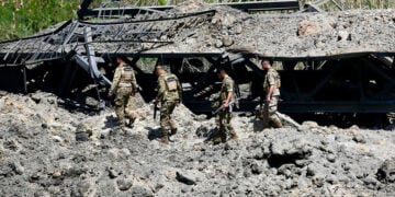 Στρατιώτες του λιβανικού στρατού διασχίζουν κατεστραμμένο τμήμα της γέφυρας Κασμιγιέχ, που επλήγη από ισραηλινή αεροπορική επιδρομή κοντά στην Τύρο. 16 Απριλίου 2026 (φωτ.: EPA / STRINGER)