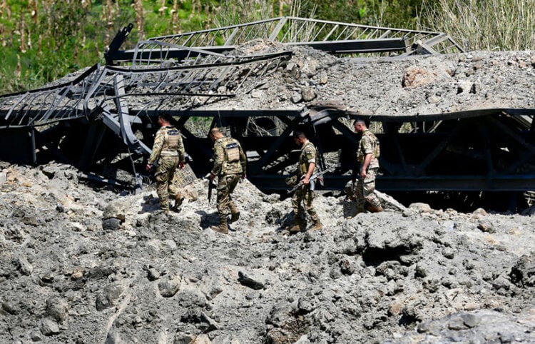 Στρατιώτες του λιβανικού στρατού διασχίζουν κατεστραμμένο τμήμα της γέφυρας Κασμιγιέχ, που επλήγη από ισραηλινή αεροπορική επιδρομή κοντά στην Τύρο. 16 Απριλίου 2026 (φωτ.: EPA / STRINGER)