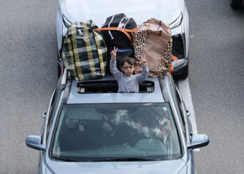 Εκτοπισμένοι κάτοικοι της Βηρυτού επιστρέφουν στα σπίτια τους, μετά την έναρξη της εκεχειρίας (φωτ.: EPA / Wael Hamzeh)