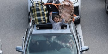 Εκτοπισμένοι κάτοικοι της Βηρυτού επιστρέφουν στα σπίτια τους, μετά την έναρξη της εκεχειρίας (φωτ.: EPA / Wael Hamzeh)