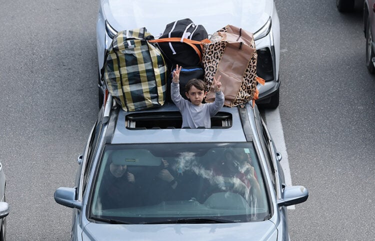 Εκτοπισμένοι κάτοικοι της Βηρυτού επιστρέφουν στα σπίτια τους, μετά την έναρξη της εκεχειρίας (φωτ.: EPA / Wael Hamzeh)