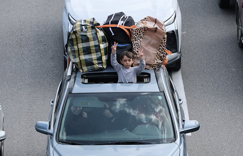 Εκτοπισμένοι κάτοικοι της Βηρυτού επιστρέφουν στα σπίτια τους, μετά την έναρξη της εκεχειρίας (φωτ.: EPA / Wael Hamzeh)