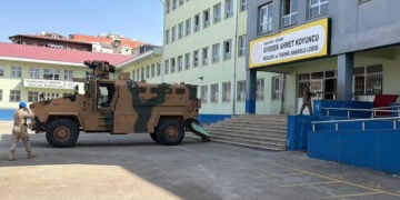 Tο επαγγελματικό και τεχνικό λύκειο Αχμέτ Κογιουντσού στη Σανλιούρφα, μετά την ένοπλη επίθεση. Τρίτη 14 Απριλίου 2026 (φωτ.: Χ /
İhlas Haber Ajansı)