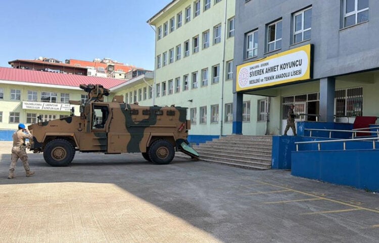 Tο επαγγελματικό και τεχνικό λύκειο Αχμέτ Κογιουντσού στη Σανλιούρφα, μετά την ένοπλη επίθεση. Τρίτη 14 Απριλίου 2026 (φωτ.: Χ /
İhlas Haber Ajansı)