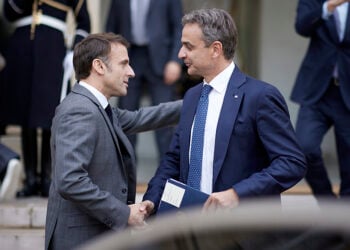 Μακρόν και Μητσοτάκης ανταλλάσσουν χαιρετισμό, λίγο πριν από τη Διεθνή Ανθρωπιστική Διάσκεψη για τους αμάχους στη Γάζα που πραγματοποιήθηκε στο Παρίσι. Πέμπτη 9 Νοεμβρίου 2023 (φωτ.: Γραφείο Τύπου Πρωθυπουργού / Δημήτρης Παπαμήτσος)