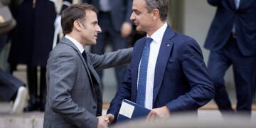 Μακρόν και Μητσοτάκης ανταλλάσσουν χαιρετισμό, λίγο πριν από τη Διεθνή Ανθρωπιστική Διάσκεψη για τους αμάχους στη Γάζα που πραγματοποιήθηκε στο Παρίσι. Πέμπτη 9 Νοεμβρίου 2023 (φωτ.: Γραφείο Τύπου Πρωθυπουργού / Δημήτρης Παπαμήτσος)