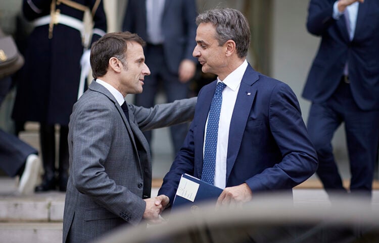 Μακρόν και Μητσοτάκης ανταλλάσσουν χαιρετισμό, λίγο πριν από τη Διεθνή Ανθρωπιστική Διάσκεψη για τους αμάχους στη Γάζα που πραγματοποιήθηκε στο Παρίσι. Πέμπτη 9 Νοεμβρίου 2023 (φωτ.: Γραφείο Τύπου Πρωθυπουργού / Δημήτρης Παπαμήτσος)