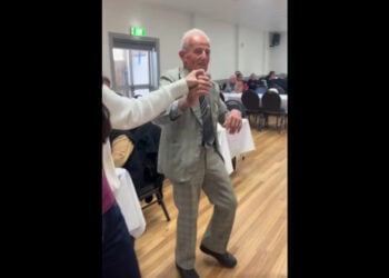 Ο Γιώργος Μακρίδης σε στιγμιότυπο από το βίντεο (πηγή: @zoekaratasas)