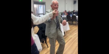 Ο Γιώργος Μακρίδης σε στιγμιότυπο από το βίντεο (πηγή: @zoekaratasas)