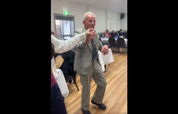 Ο Γιώργος Μακρίδης σε στιγμιότυπο από το βίντεο (πηγή: @zoekaratasas)