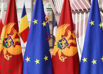 Οι σημαίες της ΕΕ και του Μαυροβουνίου (φωτ.: European Union)