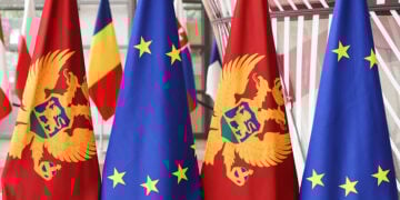 Οι σημαίες της ΕΕ και του Μαυροβουνίου (φωτ.: European Union)