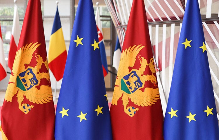 Οι σημαίες της ΕΕ και του Μαυροβουνίου (φωτ.: European Union)