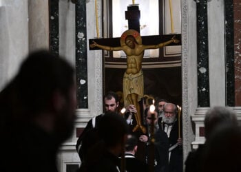 H Ακολουθία των Παθών στην Μητρόπολη Αθηνών
(φωτ.: EUROKINISSI / Τατιάνα Μπόλαρη)