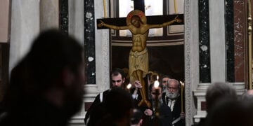 H Ακολουθία των Παθών στην Μητρόπολη Αθηνών
(φωτ.: EUROKINISSI / Τατιάνα Μπόλαρη)