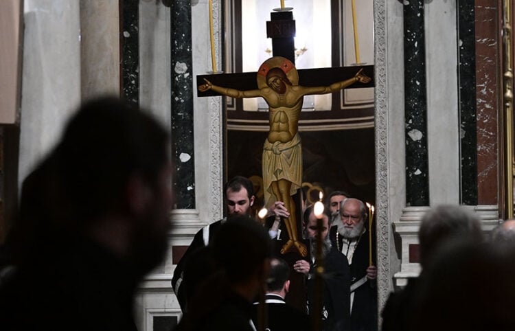 H Ακολουθία των Παθών στην Μητρόπολη Αθηνών
(φωτ.: EUROKINISSI / Τατιάνα Μπόλαρη)