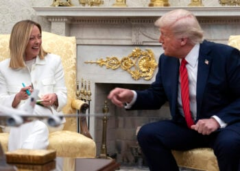 Μελόνι και Τραμπ σε πιο ανέμελες (και ανέφελες) στιγμές, τον Απρίλιο του 2025 (φωτ.: EPA / Chris Kleponis)