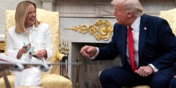 Μελόνι και Τραμπ σε πιο ανέμελες (και ανέφελες) στιγμές, τον Απρίλιο του 2025 (φωτ.: EPA / Chris Kleponis)