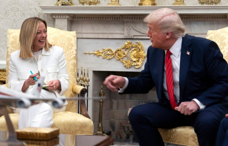 Μελόνι και Τραμπ σε πιο ανέμελες (και ανέφελες) στιγμές, τον Απρίλιο του 2025 (φωτ.: EPA / Chris Kleponis)