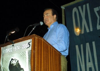 Ο Μιχάλης Χαραλαμπίδης ομιλητής σε εκδήλωση για την Κύπρο Τετάρτη 20 Ιουλίου 2005 (φωτ.: ΚΥΠΕ)