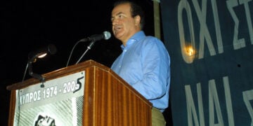 Ο Μιχάλης Χαραλαμπίδης ομιλητής σε εκδήλωση για την Κύπρο Τετάρτη 20 Ιουλίου 2005 (φωτ.: ΚΥΠΕ)