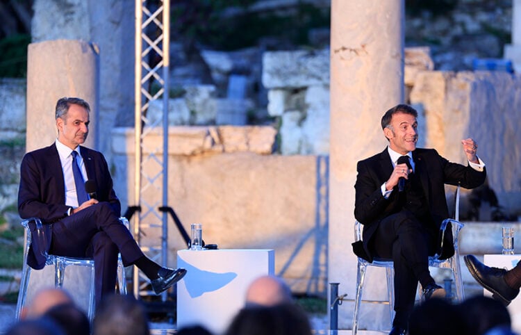 Κυριάκος Μητσοτάκης και Εμανουέλ Μακρόν στην εκδήλωση με τίτλο «Προκλήσεις για την Ευρώπη – Ο δρόμος προς το αύριο». Ρωμαϊκή Αγορά Αθηνών, Παρασκευή 24 Απριλίου 2026 (φωτ.: EUROKINISSI / Γιώργος Κονταρίνης)