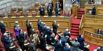 Η ΚΟ της ΝΔ χειροκροτά τον Κυριάκο Μητσοτάκη μετά το τέλος ομιλίας του στη Βουλή, στο πλαίσιο της Ώρας του Πρωθυπουργού. Παρασκευή 27 Φεβρουαρίου 2026 (φωτ.: EUROKINISSI / Μιχάλης Καραγιάννης)