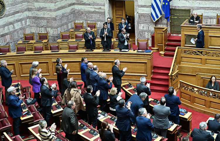 Η ΚΟ της ΝΔ χειροκροτά τον Κυριάκο Μητσοτάκη μετά το τέλος ομιλίας του στη Βουλή, στο πλαίσιο της Ώρας του Πρωθυπουργού. Παρασκευή 27 Φεβρουαρίου 2026 (φωτ.: EUROKINISSI / Μιχάλης Καραγιάννης)