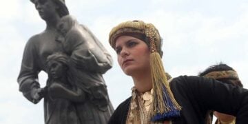 Στο μνημείο για το Ολοκαύτωμα της Νάουσας, στην περιοχή Στουμπάνοι (φωτ.: EUROKINISSI)