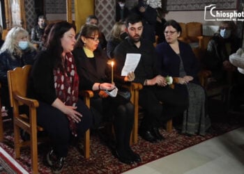 Μεγάλη Πέμπτη στον προσφυγικό ναό του Αγίου Χαραλάμπους στη Χίο λέγεται το μοιρολόι της Παναγιάς (φωτ.: Chiosphotos)