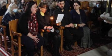 Μεγάλη Πέμπτη στον προσφυγικό ναό του Αγίου Χαραλάμπους στη Χίο λέγεται το μοιρολόι της Παναγιάς (φωτ.: Chiosphotos)