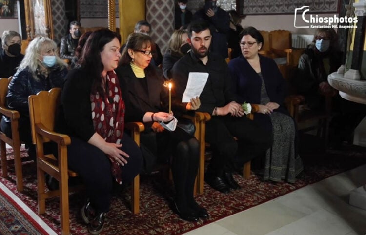 Μεγάλη Πέμπτη στον προσφυγικό ναό του Αγίου Χαραλάμπους στη Χίο λέγεται το μοιρολόι της Παναγιάς (φωτ.: Chiosphotos)