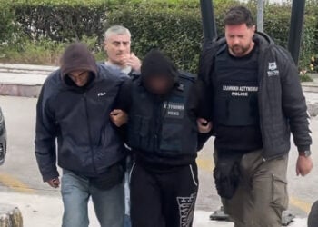 Με αλεξίσφαιρο γιλέκο και υπό ισχυρή αστυνομική δύναμη οδηγείται στα δικαστήρια Κεφαλονιάς ο ένας από τους κατηγορούμενους για το θάνατο της 19χρονης Μυρτώς. Παρασκευή 17 Απριλίου 2026 (φωτ.: 
APOHXOS.GR / EUROKINISSI)